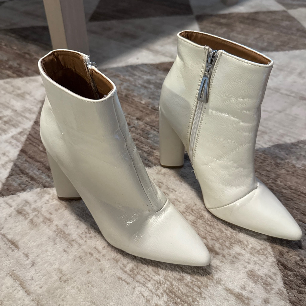 Women's Unbranded White Heeled Boots Size 7